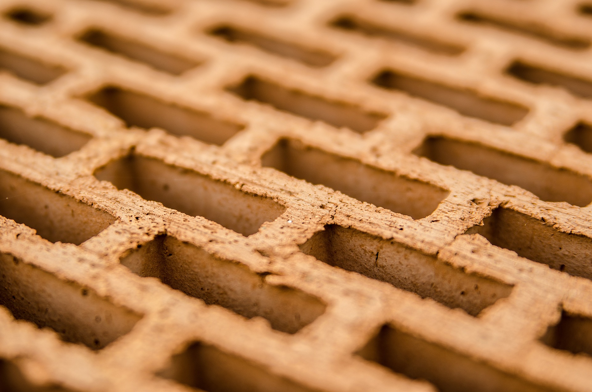 Cegły pełne i dziurawki: różnice i zastosowanie w budownictwie