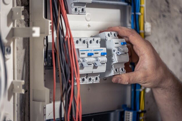 Jak zadbać o bezpieczeństwo instalacji elektrycznej w domu?
