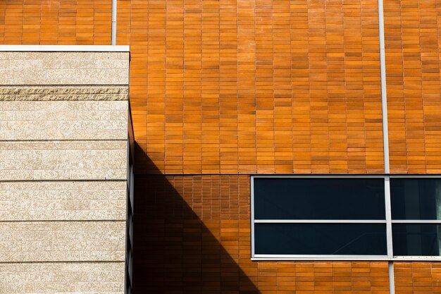 Jak wybrać odpowiednie materiały na elewację domu, by łączyć estetykę z trwałością?