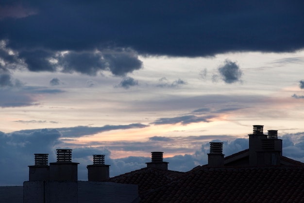 Jak daszki na kominy chronią Twój dom przed niekorzystnymi warunkami atmosferycznymi?