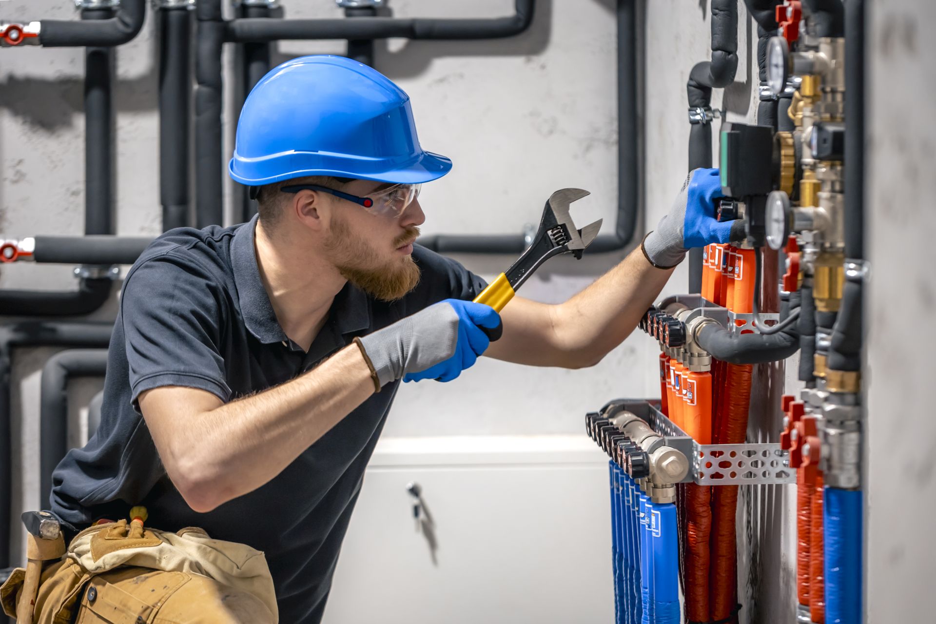Zestawienie firm z branży usług hydraulicznych w porównaniu na podstawie oferty, zakresu usług, technologii, modelu działania i grupy docelowej
