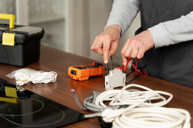 Przemyślane planowanie instalacji elektrycznej w domu: klucz do komfortu i bezpieczeństwa